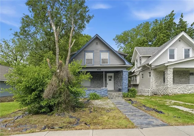 3rd image of 4308 Highland Ave, Kansas City, MO 64110 | MLS# 2618111
