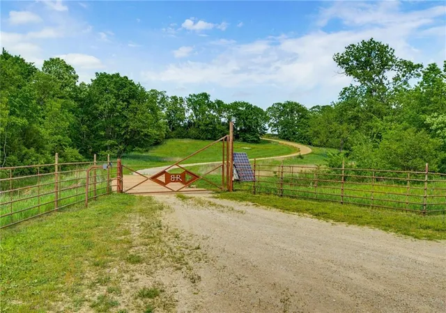 Homes for sale in Overbrook, KS | 374 N 750 & 5 Parcels Rd, Overbrook, KS 66524 | MLS# 2618136