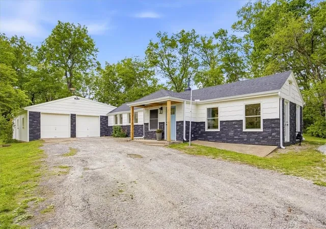 3rd image of 28 Tla Lake Shore Dr St, Lees Summit, MO 64086 | MLS# 2618187