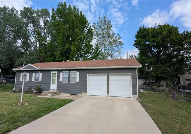 Homes for sale in Topeka, KS | 3622 Se Pinecrest Ct Se, Topeka, KS 66605 | MLS# 2618384