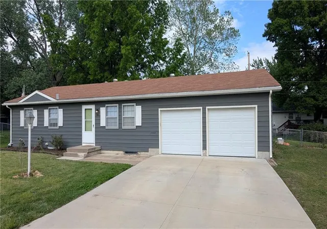 Homes for sale in Topeka, KS | 3622 Se Pinecrest Ct Se, Topeka, KS 66605 | MLS# 2618384