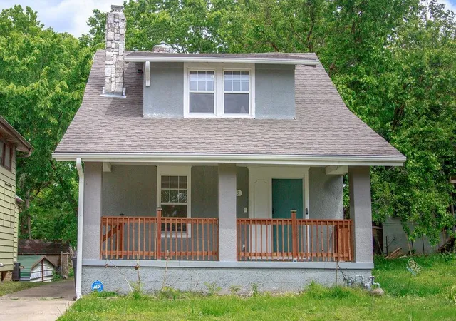 Photo 2 of Single family home for sale at 2923 Parkwood Blvd, Kansas City, KS 66104 | MLS# 2618393 | Listing updated on 2026-08-27