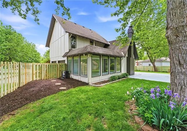 3rd image of 9100 Dearborn St, Overland Park, KS 66207 | MLS# 2618420