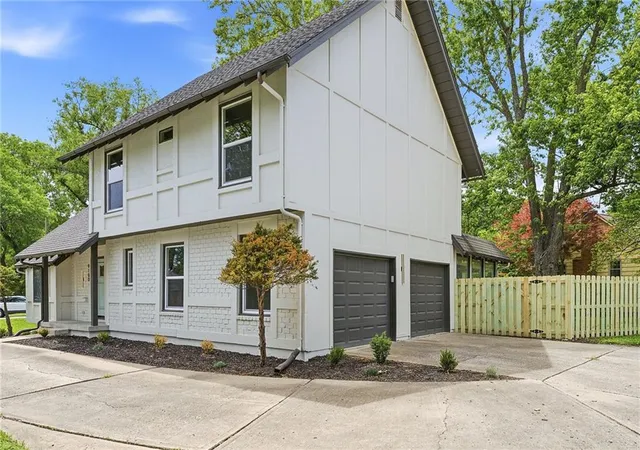 Homes for sale in Overland Park, KS | 9100 Dearborn St, Overland Park, KS 66207 | MLS# 2618420