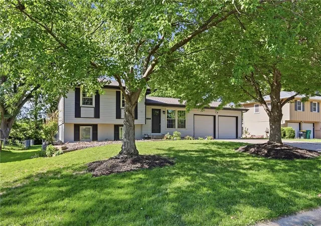 3rd image of 3401 Ne 67Th St, Kansas City, MO 64119 | MLS# 2618444