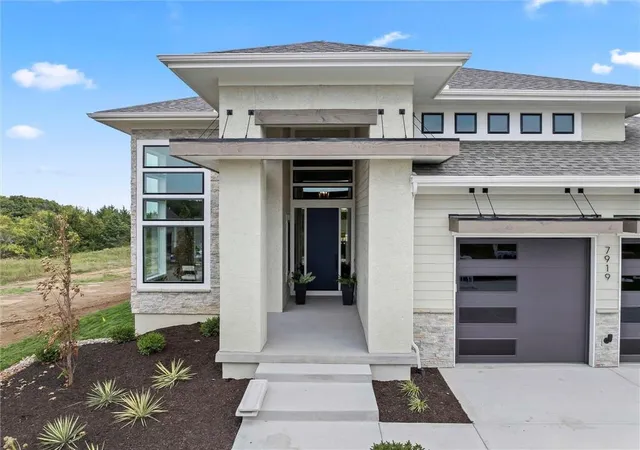 2nd image of 8014 Marion St, Shawnee, KS 66220 | MLS# 2618455