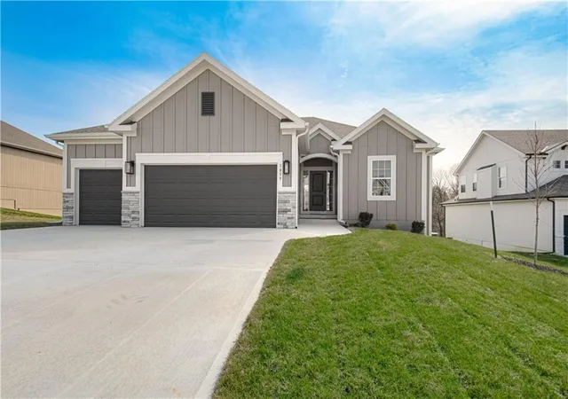 Homes for sale in Kearney, MO | 621 E 13th St, Kearney, MO 64060 | MLS# 2618546