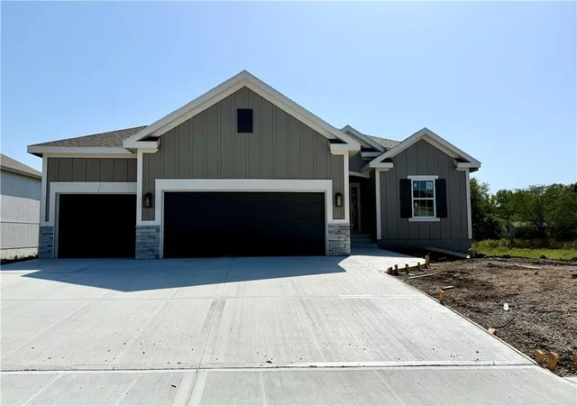 Photo 1 of Single family home for sale at 621 E 13th Street, Kearney, MO 64060 | MLS# 2618546 | Listing updated on 2026-09-20