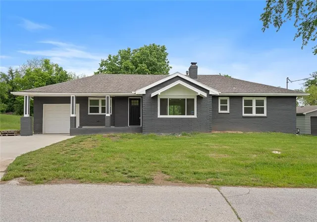 Homes for sale in Lansing, KS | 112 W Kay St, Lansing, KS 66043 | MLS# 2618547