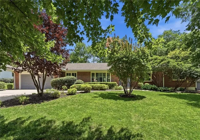 1st image of 9821 Pembroke Ln, Leawood, KS 66206 | MLS# 2618607