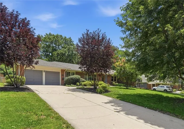 2nd image of 9821 Pembroke Ln, Leawood, KS 66206 | MLS# 2618607