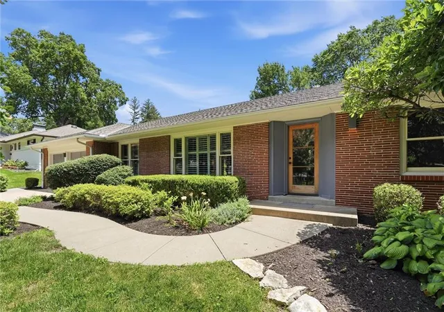 3rd image of 9821 Pembroke Ln, Leawood, KS 66206 | MLS# 2618607