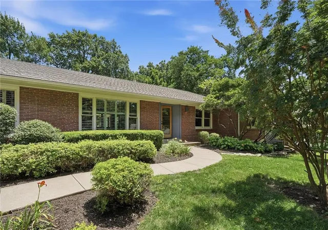 4th image of 9821 Pembroke Ln, Leawood, KS 66206 | MLS# 2618607