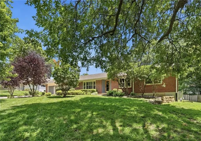 5th image of 9821 Pembroke Ln, Leawood, KS 66206 | MLS# 2618607