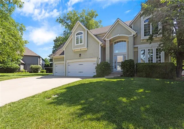 2nd image of 237 Ne Hidden Ridge Cir, Lees Summit, MO 64064 | MLS# 2618648