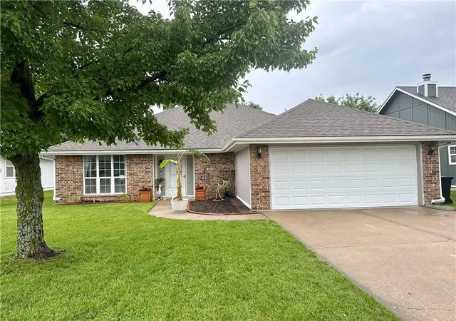 Homes for sale in Warrensburg, MO | 1013 Bedford Dr, Warrensburg, MO 64093 | MLS# 2618664