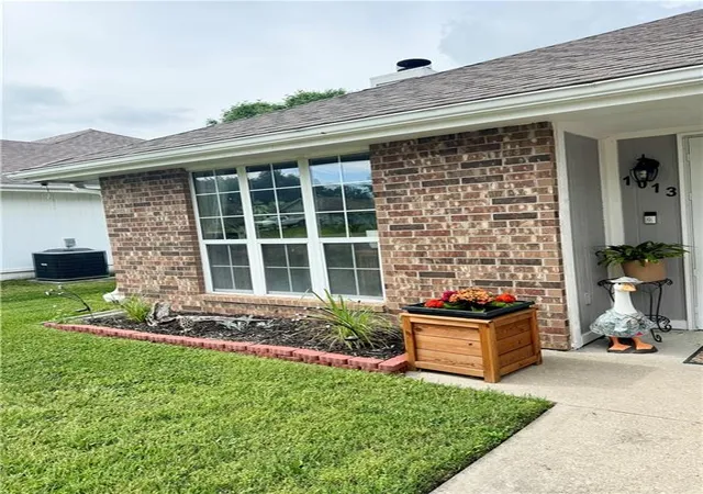 Homes for sale in Warrensburg, MO | 1013 Bedford Dr, Warrensburg, MO 64093 | MLS# 2618664