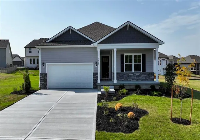 2nd image of 304 Lake Meadows Dr, Smithville, MO 64089 | MLS# 2618733