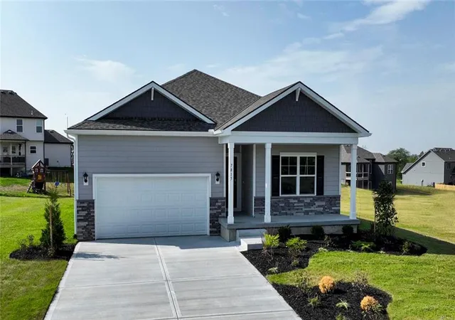 3rd image of 304 Lake Meadows Dr, Smithville, MO 64089 | MLS# 2618733