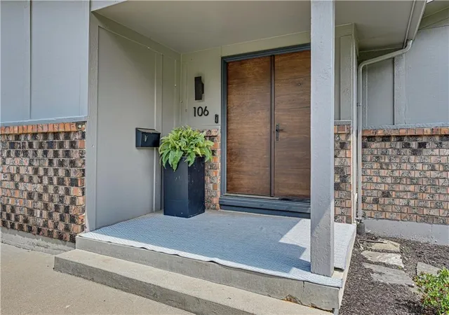 Photo 4 of Sale Pending at 106 E 104th Street, Kansas City, MO 64114 | MLS# 2618759 | Listing updated on 2026-08-07