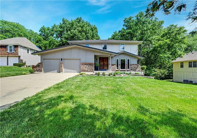 Photo 3 of Sale Pending at 106 E 104th Street, Kansas City, MO 64114 | MLS# 2618759 | Listing updated on 2026-08-07