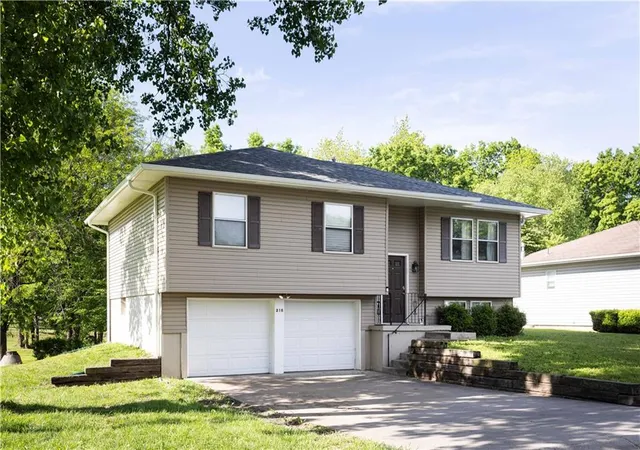 Single family home for sale at 210 E Swisher Dr, Clinton, MO 64735 | MLS# 2618767