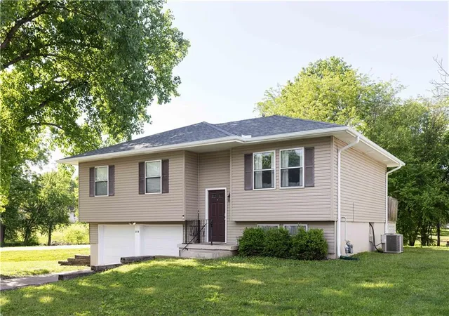 Photo 3 of Single family home for sale at 210 E Swisher Dr, Clinton, MO 64735 | MLS# 2618767 | Listing updated on 2026-09-20