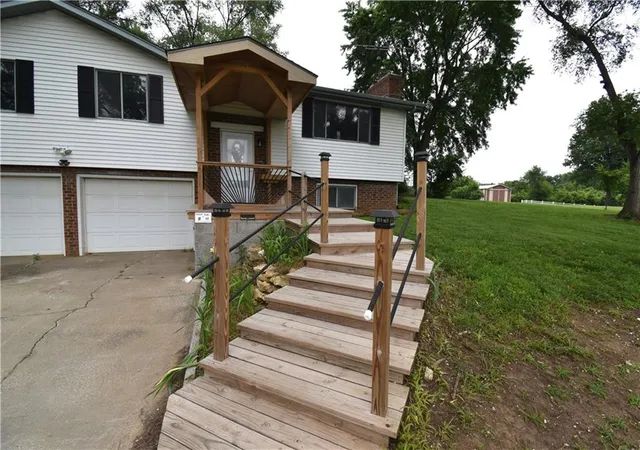 Homes for sale in Tonganoxie, KS | 21282 Parallel Rd, Tonganoxie, KS 66086 | MLS# 2618846