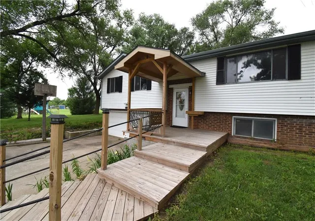 Homes for sale in Tonganoxie, KS | 21282 Parallel Rd, Tonganoxie, KS 66086 | MLS# 2618846