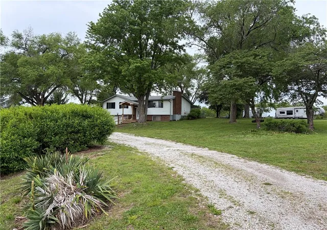 Homes for sale in Tonganoxie, KS | 21282 Parallel Rd, Tonganoxie, KS 66086 | MLS# 2618846