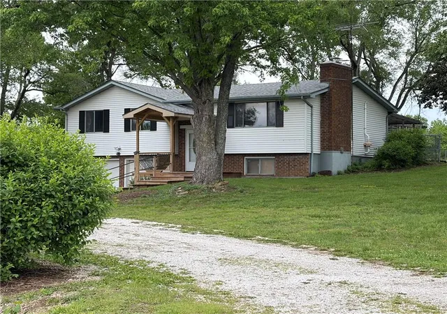 Homes for sale in Tonganoxie, KS | 21282 Parallel Rd, Tonganoxie, KS 66086 | MLS# 2618846