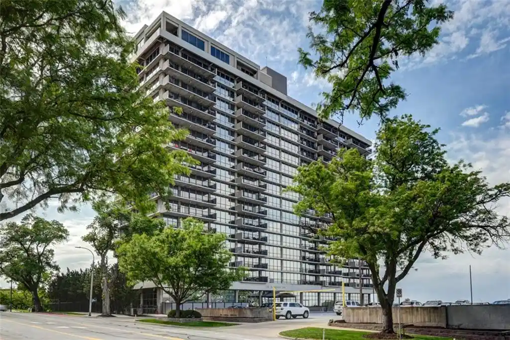 Listing Photo 2 - Condo for sale in 600 E Admiral Blvd located at 600 E Admiral Blvd, Kansas, MO 64106 - Unit #305