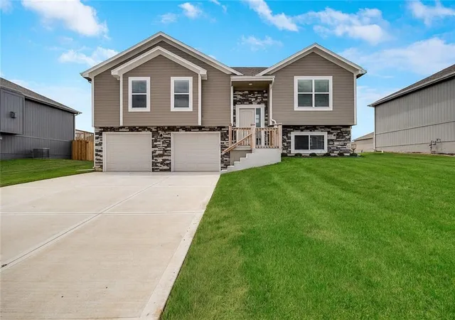 1st image of 605 Foxglove Ln, Raymore, MO 64083 | MLS# 2618970