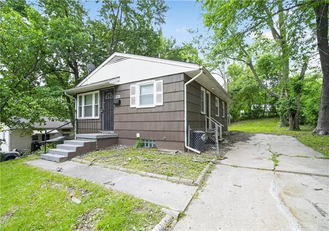 1st image of 7801 E 48th St, Kansas City, MO 64129 | MLS# 2619035