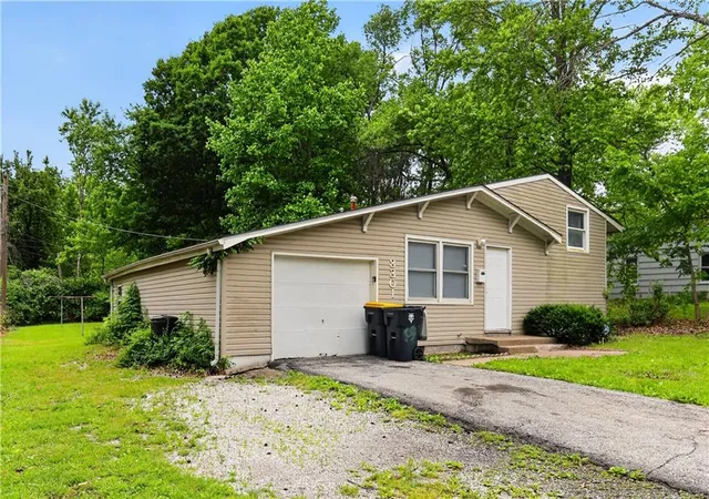 2nd image of 8301 E 111th Ter, Kansas City, MO 64134 | MLS# 2619044