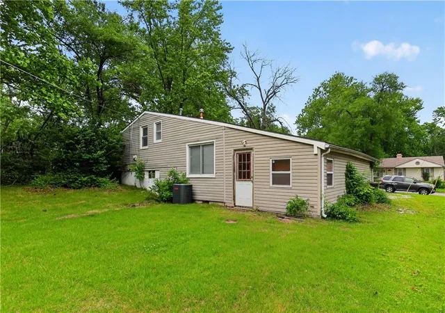 3rd image of 8301 E 111Th Ter, Kansas City, MO 64134 | MLS# 2619044