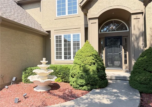 Photo 2 of Sale Pending at 304 Ne Hidden Valley Way, Lee's Summit, MO 64064 | MLS# 2619059 | Listing updated on 2026-08-26