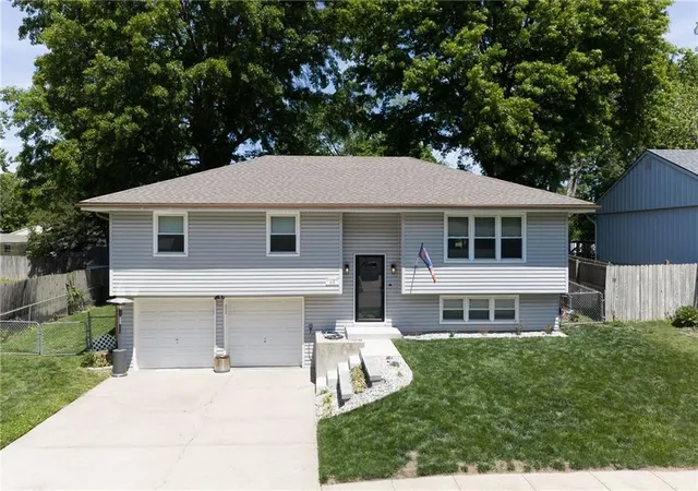 Homes for sale in Lansing, KS | 412 Fairlane St, Lansing, KS 66043 | MLS# 2619073