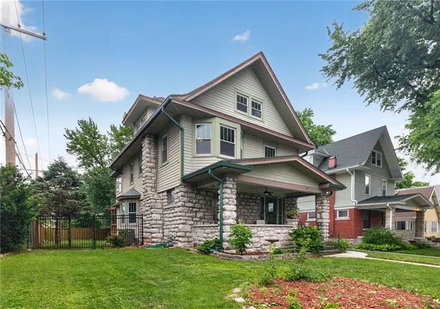 2nd image of 907 W 32nd St, Kansas City, MO 64111 | MLS# 2619111
