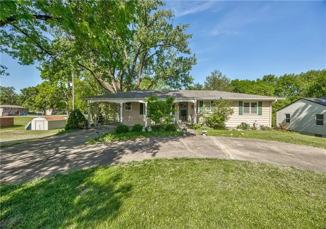 1st image of 1020 S Delaware St, Tonganoxie, KS 66086 | MLS# 2619126