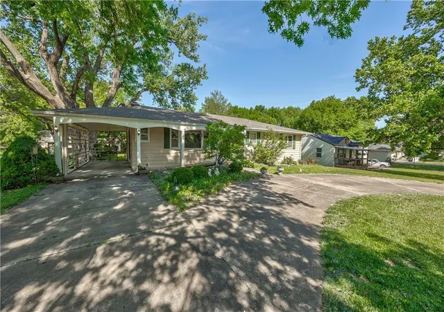 2nd image of 1020 S Delaware St, Tonganoxie, KS 66086 | MLS# 2619126