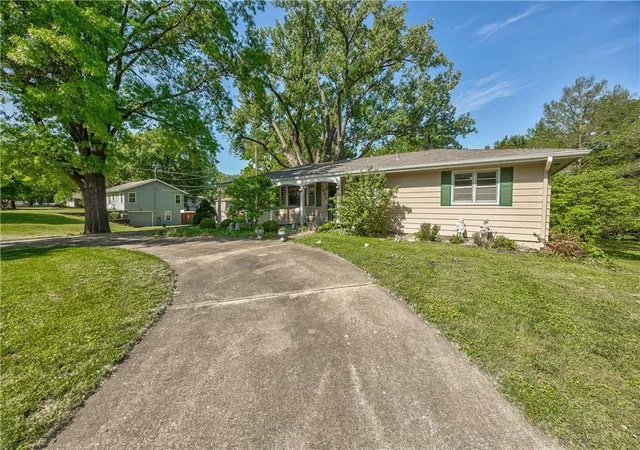 3rd image of 1020 S Delaware St, Tonganoxie, KS 66086 | MLS# 2619126