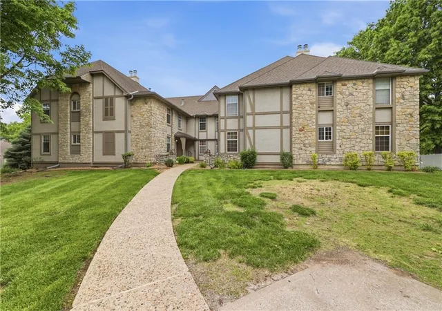 Homes for sale in Blue Springs, MO | 1305 Nw Village Dr #C, Blue Springs, MO 64015 | MLS# 2619149