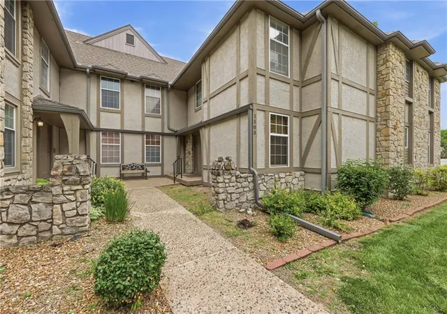 Homes for sale in Blue Springs, MO | 1305 Nw Village Dr #C, Blue Springs, MO 64015 | MLS# 2619149