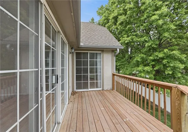 Homes for sale in Blue Springs, MO | 1305 Nw Village Drive, Blue Springs, MO 64015 | Houzeo