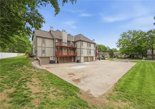 Homes for sale in Blue Springs, MO | 1305 NW Vlg Dr, Blue Springs, MO 64015