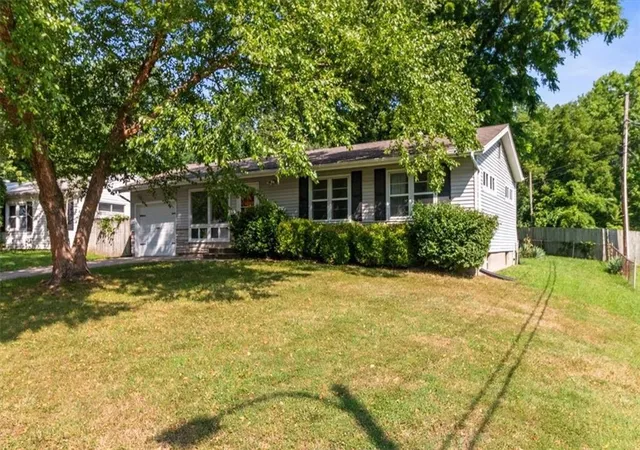 2nd image of 811 Union Cir, Sugar Creek, MO 64050 | MLS# 2619174
