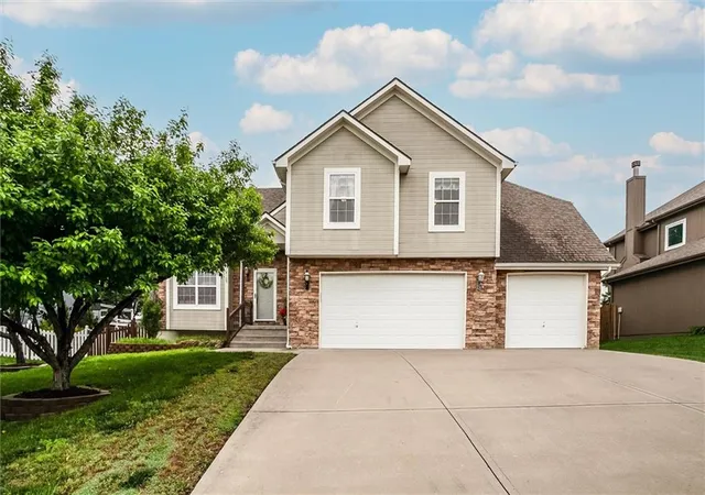 Homes for sale in Smithville, MO | 18109 Guinevere Ct, Smithville, MO 64089 | MLS# 2619195