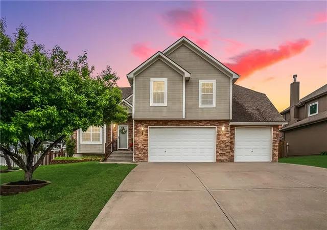 1st image of 18109 Guinevere Ct, Smithville, MO 64089 | MLS# 2619195
