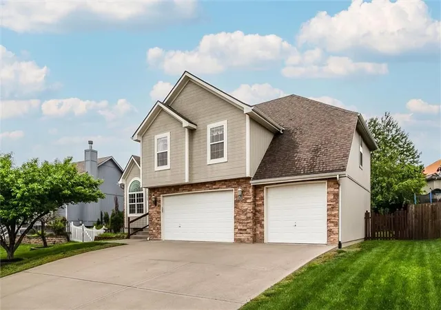 Homes for sale in Smithville, MO | 18109 Guinevere Ct, Smithville, MO 64089 | MLS# 2619195